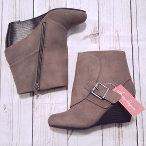 American Rag Coreene Taupe Booties Size 5.5 NIB